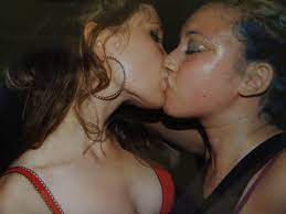 Amatuer milf lesbians