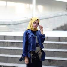 Warna yang sesuai dengan biru gelap. 12 Inspirasi Outfit Hijab Dongker Ala Selebgram Fairuz Sakinah