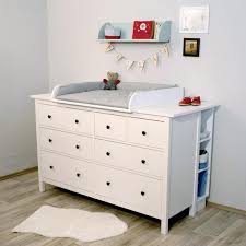 Fur Spass Beim Wickeln Unser Wickelaufsatz Und Das Regal Aus Vollholz Passen Perfekt Zur Breiten Hemnes Kommode Von Ikea Un Solid Wood Shelves Shelves Hemnes