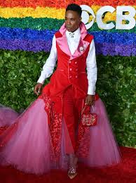 A team of shirtless men in gold pants carried porter onto the pink carpet as he lay on top of a black throne dressed as an egyptian sun god in a gold metallic jumpsuit and a chain headpiece by the. Billy Porter S Best Red Carpet Fashion Style Footwear News