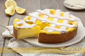 In un tegame unite il latte insieme alla scorza di un limone, che potrete. Crostata Al Limone