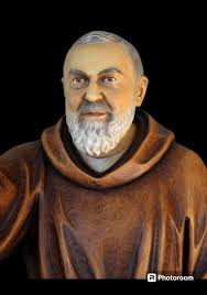 San Pio. Padre Pio da Pietrelcina in Legno color. Scolpito e dipinto a mano  su richiesta. Misure Varie ;