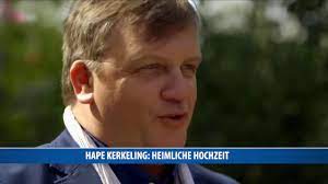 Bekannte beispiele in deutschland sind hierfür talkmaster alfred biolek und komiker hape kerkeling,. Hape Kerkeling Heimliche Hochzeit Youtube