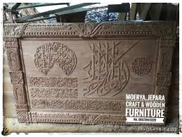 Indah karena aura visual, indah karena esensi makna yang mensyiratkat makna relegi. 110 Ide Kaligrafi Ukir Kayu Jepara Ukiran Kayu Ukiran Kaligrafi