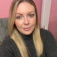 Laura Bicknell's Instagram, Twitter & Facebook