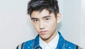 Yun xi has cherry pink eyes and also wears long lavender orchid dangling earrings. Chen Fei Yu é™ˆé£žå®‡ Rakuten Viki
