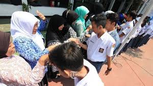 Ketentuan tersebut sesuai bunyi surat edaran menteri pendidikan dan kebudayaan nomor 132716/mpk.a/tu/2019 tertanggal 19 november 2019 tentang penyelenggaraan upacara bendera peringatan hari guru nasional tahun 2019. Naskah Doa Hari Guru Nasional 2019 Dari Kemindikbud Indonesia Dibaca Saat Upacara Tribun Jatim