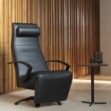 Die stabilen untergestelle aus holz oder metall sind daher üppig mit weichem leder oder polster bezogen, das sich gleichzeitig dem müden körper anpasst. Lounge Relaxsessel Lounge Relaxsessel Designer Mobel Jori