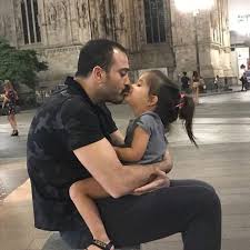 Demet akalın, hakkında eşiyle restoranda kavga ettikleri yönünde çıkan haberler için, restoranın sahibi olan şarkıcı atiye'nin babasını mahkemeye veriyor. Demet Akalin In Album Cikarmasini Engelleyen Popcu Kim