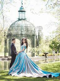 Gambar preweding begron fu / mau dapet spanduk ker. This Paris Prewedding Session Is Like A Fairytale Come True Pre Wedding Poses Pre Wedding Fantasy Ball Gown