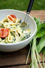 gesunde low carb zucchininudeln mit barlauch frischkase parmesan rezept zucchini nudeln zoodles rezept rezepte