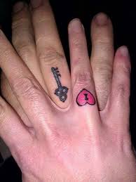 Wedding Ring Couples Tattoo Yuzuk Parmagi Cift Dovmesi Modelleri 7 Tatuagens Dedo Anelar Tatuagem De Anel De Casamento Casamento Tatuado