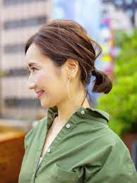 ワンピースの鮮度をあげる旬のレギンスを投入 おしゃれのヒントは やっぱり街にある snap snap mi mollet ミモレ 明日の私へ 小さな一歩 40代 スタイル ボブ ヘアアレンジ 女性