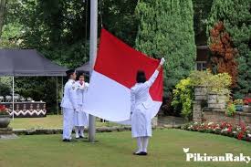 C g c tujuh belas agustus tahun empat lima c g c itulah hari kemerdekaan kita f c hari merdeka nusa dan bangsa am g hari lahirnya bangsa indonesia. Wajib Hafal Inilah Lirik Lagu Hari Merdeka H Muntahar Ringtimes Banyuwangi