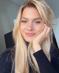 Tudj meg róla mindent és barátkozz a többi rajongóval! Weisz Fanni Hellosztok Facebook