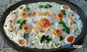 Era il piatto tipico di boscaioli e contadini, i quali lo portavano con sé quando andavano a lavorare nei campi. Insalata Russa Perche Si Chiama Cosi Storia E Ricetta Del Piatto Natalizio