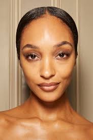 الكريستال والورود تعيد أناقة الرقي الى عالم الألبسة الجاهزة مع عرض Richard  Quinn لربيع وصيف 2024