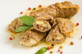 Iniziate la preparazione degli involtini di verza mettendo a sbollentare le foglie in acqua bollente per 10 minuti al massimo o fino a quando diventano tenere. Involtini Ripieni Mozzarella E Bacon I Sapori Del Cuore