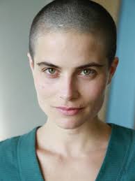 Meine AVo Rollen. Eine Bildhauerin, die das Patriarchat zerhämmern will und  Romeo, der wortwörtlich Hals über Kopf verliebt ist. Fotos: Guillaume Musset