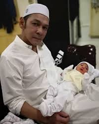 Menerusi laman sosial instagram, isteri jamal, datin zai izzati khairuddin, 25, memuat naik beberapa foto puterinya yang sangat comel. Baru Berusia 3 Bulan Comelnya Anak Datuk Jamal Abdillah Datin Zai Izzati Nona