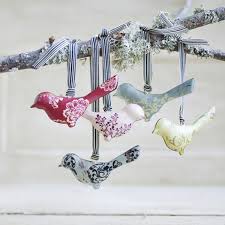 On peut facilement l'associer à d'autres couleurs, notamment avec le blanc, et surtout on peut très bien la retrouver en décoration du sapin de noël ou bien pour la décoration de la table. Idees De Decoration Pour Noel 20 Propositions Dans Le Style Vintage Circulaire En Ligne