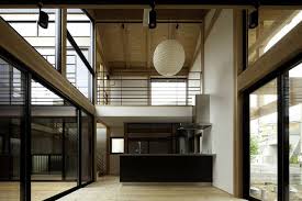 現しの梁や柱が大迫力な 天井の高い和の空間とモダンなアイランドキッチンがよく似合っています 美しいキッチン 家 インテリア