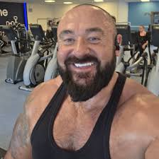 People often assume I spend all day in the gym… Reality is I typically only  train 4-5 days per week 😅 There's a lot more that goes