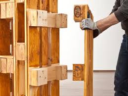Wenn sie ein gartenhaus selber bauen, sparen sie nicht nur teure handwerkerkosten, sondern haben auch unendlich viele gestaltungsmöglichkeiten. Palettenregal Fur Ihre Pflanzen Selber Bauen Bauhaus