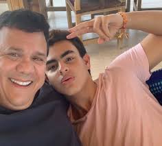 Felices 17!Te conozco desde que eras un bebé y verte llegar a esta edad es  gratificante y orgullo para todos! Eres un buen muchacho. Mamador de gallo,  pero con un corazón lindo.