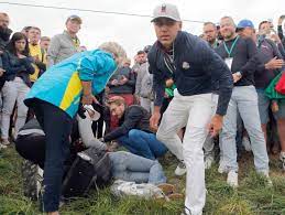 In october 2018, he became world number 1 in the official world golf ranking after winning the 2018. Ryder Cup 2018 In Paris Brooks Koepka Trifft Zuschauerin Im Gesicht Der Spiegel