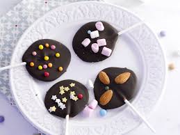 Sucettes Au Chocolat Et Smarties Recette En 2020 Sucette Chocolat Chocolat Recette De Sucette