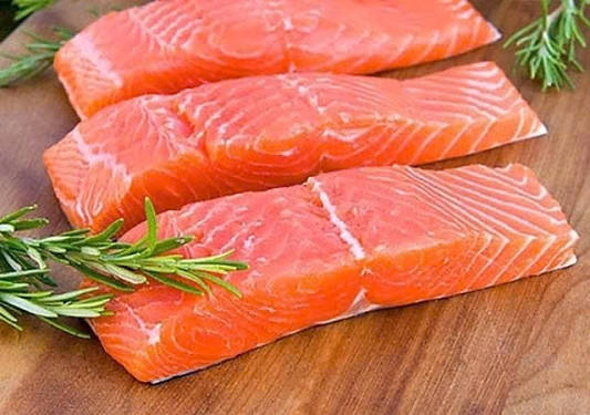 Cẩn trọng khi ăn cá hồi: Những thực phẩm “đại kỵ” cần biết