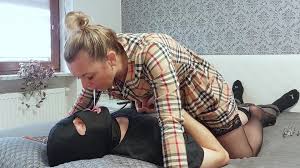 Salope dominatrice tue son mari obéissant, crache sur le visage et fait une  pipe