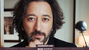 12 ekim 1975 doğumlu fettah can besteci ve söz yazarlığının yanı sıra yorumu ile 2010 senesinde hazine adlı albümü piyasaya sürmüş ve tamamen çocukluk yıllarının büyük bir bölümünü i̇negöl'de geçiren fettah can aslen bursa karacabey'de dünyaya gelmiştir. Fettah Can Isyan Etti Aptal Saptal Sarkilar Yazip Cikarmayin