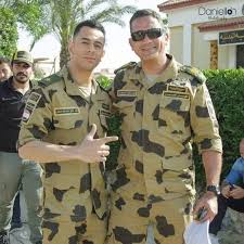 هو نجل الفنان عادل إمام وشقيق المخرج رامي إمام أول أعماله التلفزيونية مسلسل كناريا وشركاه مع الفنان فاروق الفيشاوي وتخرج محمد إمام من الجامعة الأمريكية بعد فيلم عمارة يعقوبيان الذي أدى فيه دورا مميزا.ثم شارك في فيلم. Ø±Ø§Ù…ÙŠ Ø¯ÙŠØ§Ø¨ ÙŠØ¬Ø³Ø¯ Ø¯ÙˆØ± Ø§Ù„Ø¨Ø·Ù„ Ù…Ø­Ù…Ø¯ Ø¥Ù…Ø§Ù… ÙÙŠ Ù…Ø³Ù„Ø³Ù„ Ø§Ù„Ø§Ø®ØªÙŠØ§Ø±