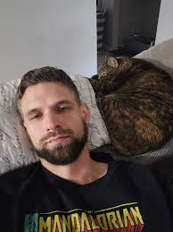 It's my cat's 12th birthday today! 🎊🎉🥳🎂🎁