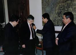 Hijo de byrón gaviria londoño y mélida trujillo, césar augusto gaviria es bachiller del liceo de pereira, y economista de la universidad de los andes. Opi Cesar Gaviria Sec Gral De La Oea