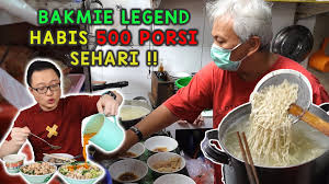 Kamu bisa menikmati mie ayam bakso dan pangsit, dengan racikan kaldu yang menggunakan resep turun temurun. Sehari Habis 500 Porsi Porsinya Mematikan Banget Mie Ayam Bang Bedo Youtube