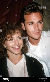 Foto *** LUKE PERRY tot bei 52 Jennie Garth und Luke Perry im Sommer 2002  Television Critics Association in Pasadena, 07-09-02 Quelle: David  Edwards/DailyCeleb/MediaPunch Stockfotografie