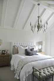 Wie praktisch sind eigentlich viele kissen und decken im bett. Erstaunliche Fotos Von King Size Bett Mit Gepolstertem Kopfbrett Archzine Net