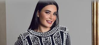 صورة متداولة تجمع سيرين عبد النور بشقيقتها ووالدتها وتثير إعجاب الجمهور Fashion Women S Top Tops