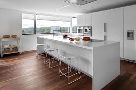 Estas 30 cocinas demuestran que los blanca y abierta a la zona de día, esta cocina, siendo pequeña, parece mucho más grande de lo que realmente es. Isla De La Cocina Blanca Novocom Top