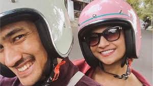 Vanessa Angel Tampil Menawan Ketika Gunakan Helm saat Naik Motor