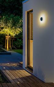 De juiste verlichting buiten in uw tuin en aan de gevel van uw woning is dan voor een groot deel sfeer bepalend. Wandverlichting 12 Volt Lightpro Wandverlichting Tuinverlichting Muurverlichting