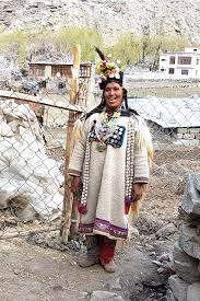 When it comes to the costumes of ladakh, the dresses are beautiful and interesting. Colourful And Opulent The Traditional Ladakhi Wear Get Yourself Clicked In One Triyana