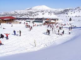 Εκτός από τους λαβυρινθώδεις διαδρόμους, τις μυστηριώδεις στοές. Deite Me Drone To Xionodromiko Kentro Kalabrytwn Me Ta Prwta Xionia Video Patrastimes Gr