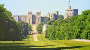 El menor de 2 meses fue rociado con agua del río jordán sobre una fuente bautismal de plata el clip muestra cómo la mujer, que estaba fuera del cordón de seguridad del castillo de windsor, se interpuso. Excursion Al Castillo De Windsor Desde Londres Tour Londres