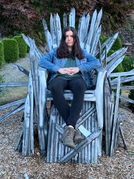 Be the king or queen or your house in this magnificent throne chair. No Spoilers Diy Iron Throne Made Of A Plastic Lawn Chair Spray Painted Silver With Duct Taped Swords All Around Gameofthrones