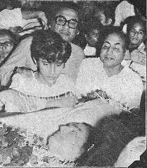 Maybe you would like to learn more about one of these? Film History Pics On Twitter Mukesh Passed Away On 27 Aug 1976 Seen Here Kishore Kumar And Mohd Rafi Pay Their Last Respects To Mukesh At His Funeral Https T Co Zd288wmncn