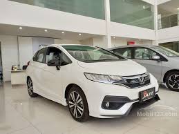 Bisa di bilang sama dengan harga honda jazz kenyamanan suhu kabin juga bisa diatur otomatis dengan hadirnya auto ac dengan smart touch. Mobil Honda Jazz 2019